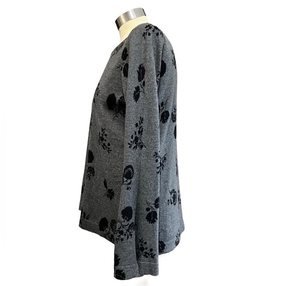 Ann Taylor LOFT black and grey floral Sweater flare sleeves size Small - Picture 3 of 7